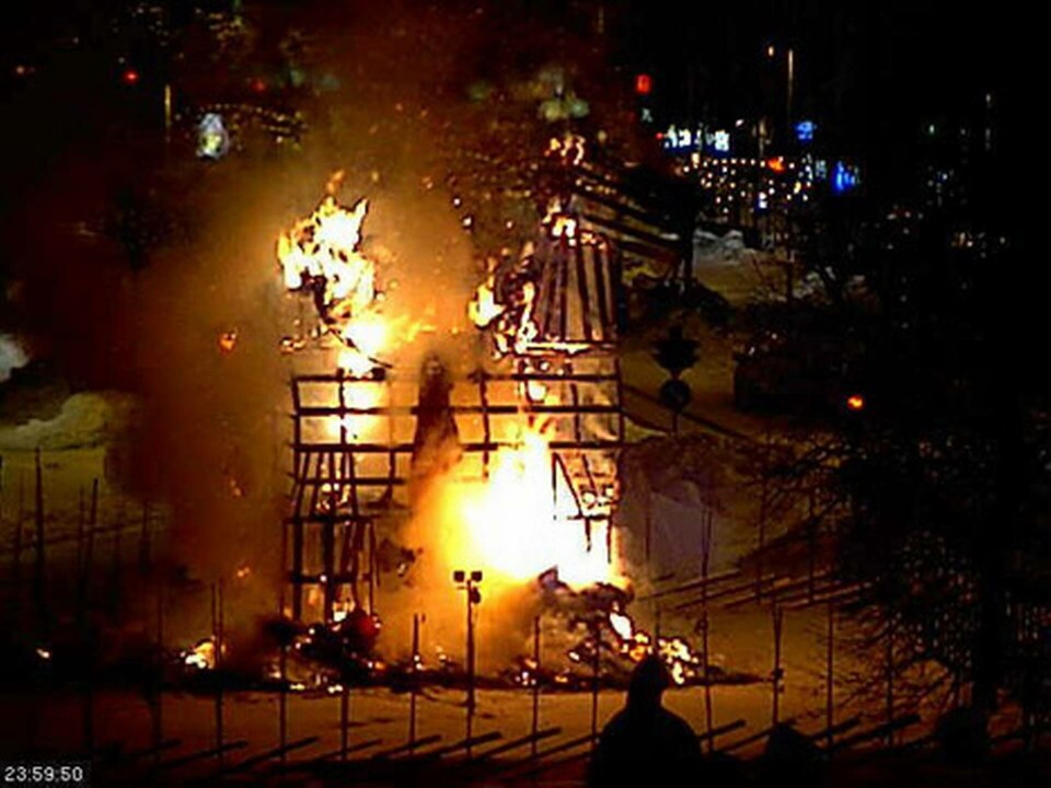 Gävlebocken stod i ljusan låga vid midnatt, natten till torsdagen. Foto: www.merjuligavle.se Gävlebocken stod i ljusan låga vid midnatt, natten till torsdagen. Foto: www.merjuligavle.se