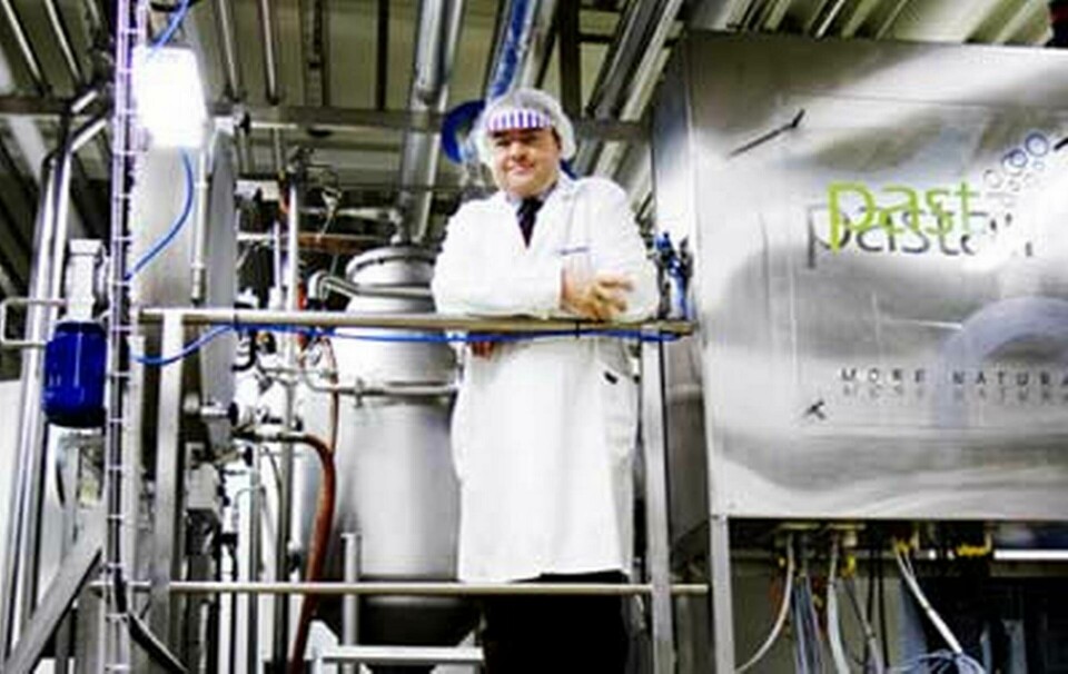 Johan Sjöholm, vd på Pastair, tar kål på mikroorganismer i juice och ost. Foto: Adam Haglund