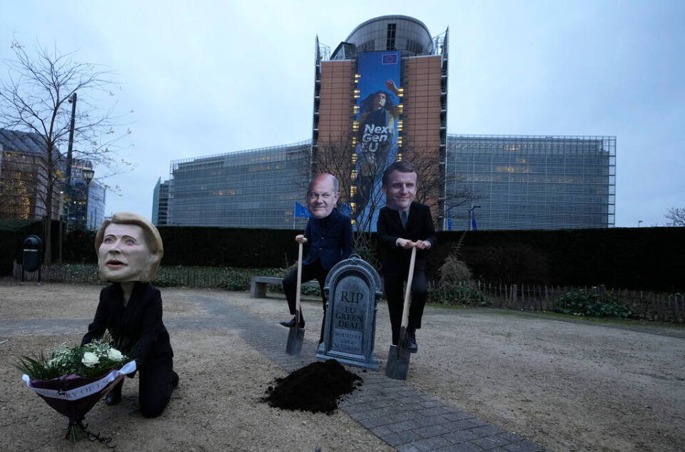 Miljöaktivister utklädda till EU-kommissionens ordförande Ursula von der Leyen, Tysklands förbundskansler Olaf Scholz och Frankrikes president Emmanuel Macron protesterar i Bryssel mot förslaget om att klassa naturgas och kärnkraft som hållbara. Foto: Virginia Mayo/AP/TT Miljöaktivister utklädda till EU-kommissionens ordförande Ursula von der Leyen, Tysklands förbundskansler Olaf Scholz och Frankrikes president Emmanuel Macron protesterar i Bryssel mot förslaget om att klassa naturgas och kärnkraft som hållbara. Foto: Virginia Mayo/AP/TT