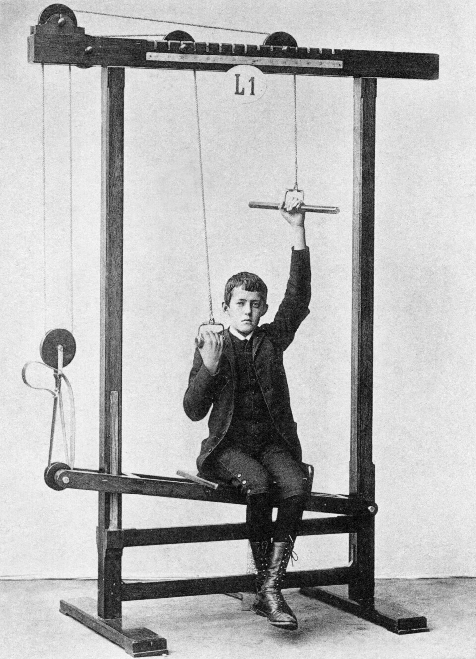 Den lille gossen fick träning både i armsträckning och ökad bålbalans. De första av Zanders apparater drevs av muskelkraft, i de fall det behövdes: muskelkraften från hans anställda som drev maskinerna. År 1860 monterades ångmotorer in och 1890 elmotorer. Foto: Tekniska museet