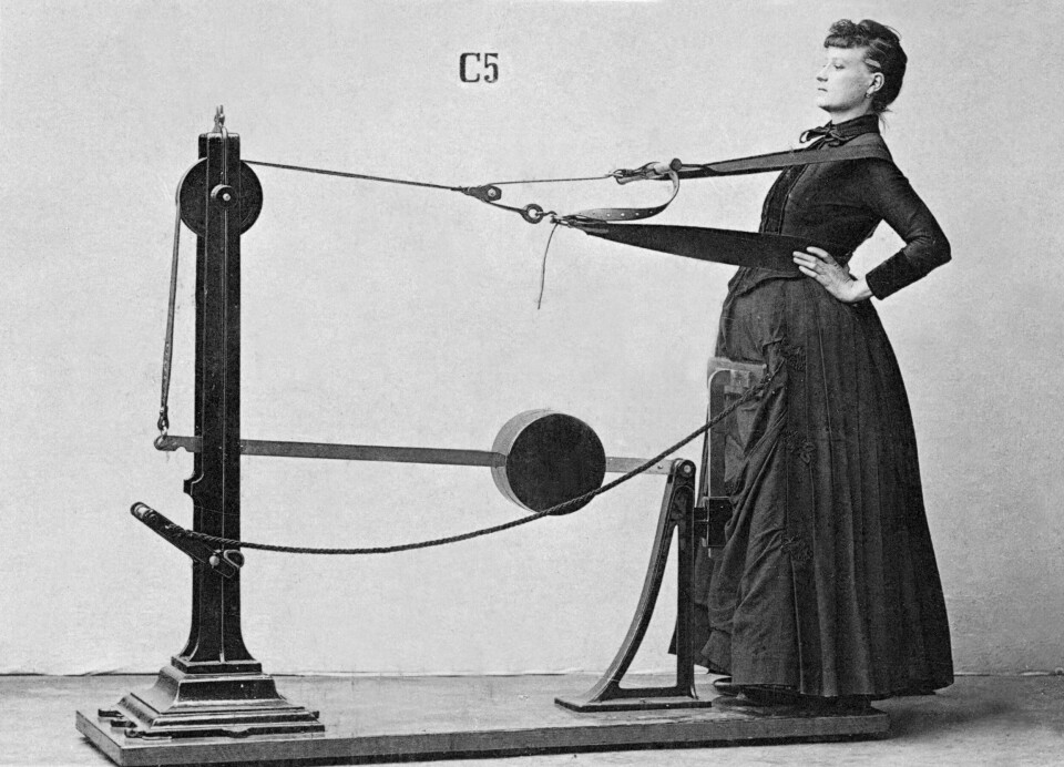 Att sträcka bålen kunde troligen göra gott för de korsettförsedda damerna. Gustaf Zander började tidigt fundera över hur en mer mekanisk träning kunde leda till bättre folkhälsa. Lösningen blev den mediko-mekaniska sjukgymnastiken. Foto: Tekniska museet