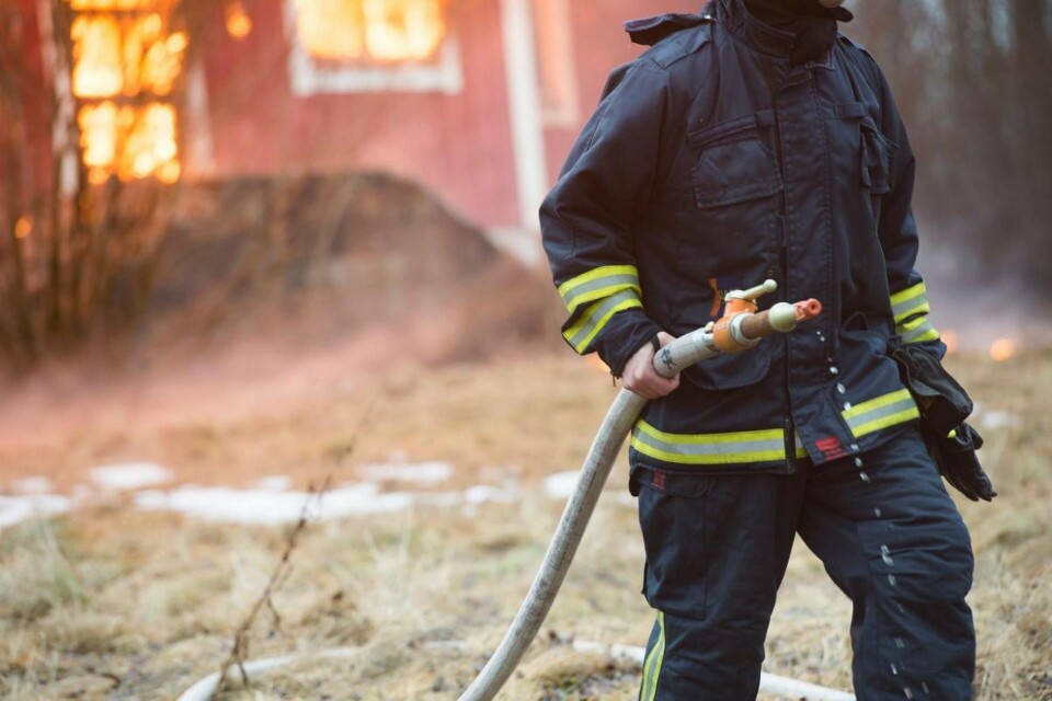 Under många år har giftiga fluortillsatser använts i brandsläckningsskum, vilket har förorenat grundvattnet i närheten av brandövningsplatser. Foto: Fredrik Sandberg / TT Under många år har giftiga fluortillsatser använts i brandsläckningsskum, vilket har förorenat grundvattnet i närheten av brandövningsplatser. Foto: Fredrik Sandberg / TT