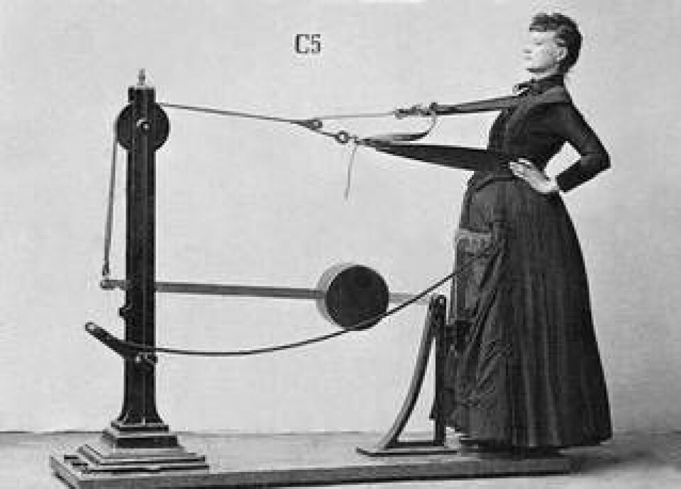 Att sträcka bålen kunde troligen göra gott för de korsettförsedda damerna. Gustaf Zander började tidigt fundera över hur en mer mekanisk träning kunde leda till bättre folkhälsa. Lösningen blev den mediko-mekaniska sjukgymnastiken. Foto: Tekniska museet