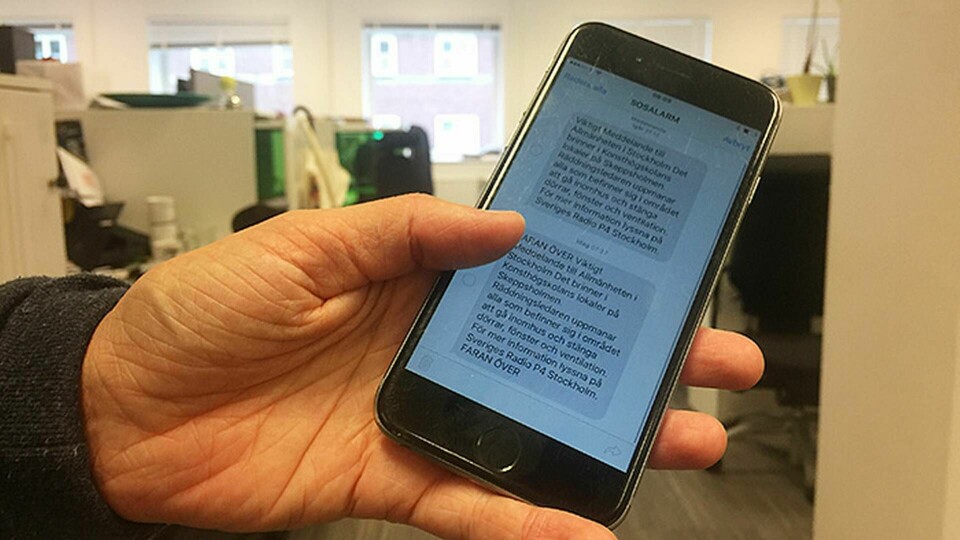 SOS Alarm har möjlighet att skicka sms till mobilabonemang som är registrerade på adresser i ett område där en olycka inträffat. Detta skedde i samband med branden på konsthögskolan i Stockholm. Foto: Peter Ottsjö