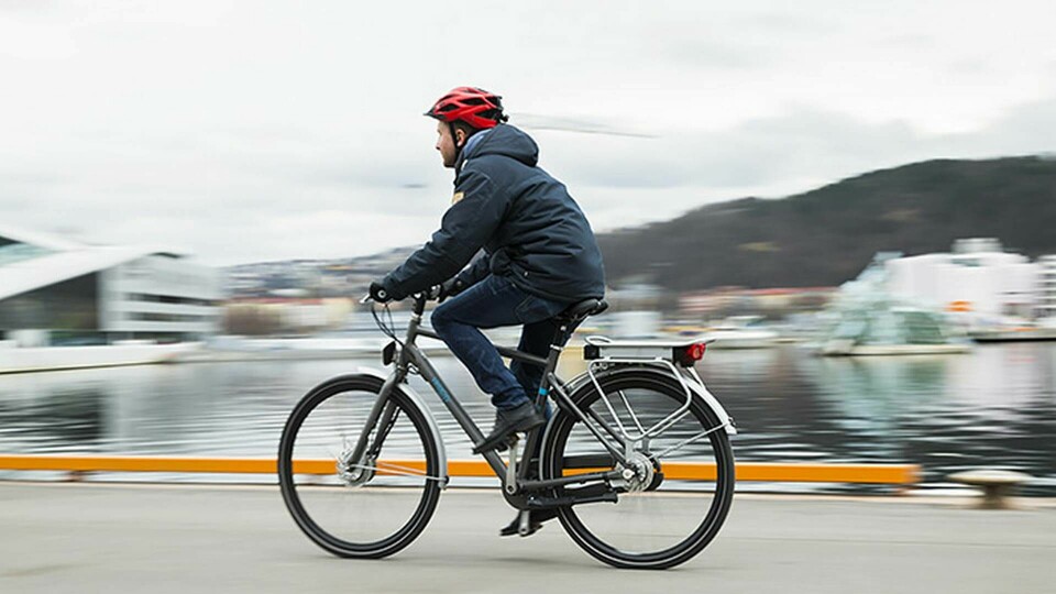 Livsfarligt, säger polisen om elcyklistens framfart (cyklisten på bilden är inte densamma som omtalas i texten). Foto: Berit Roald / NTB scanpix / TT