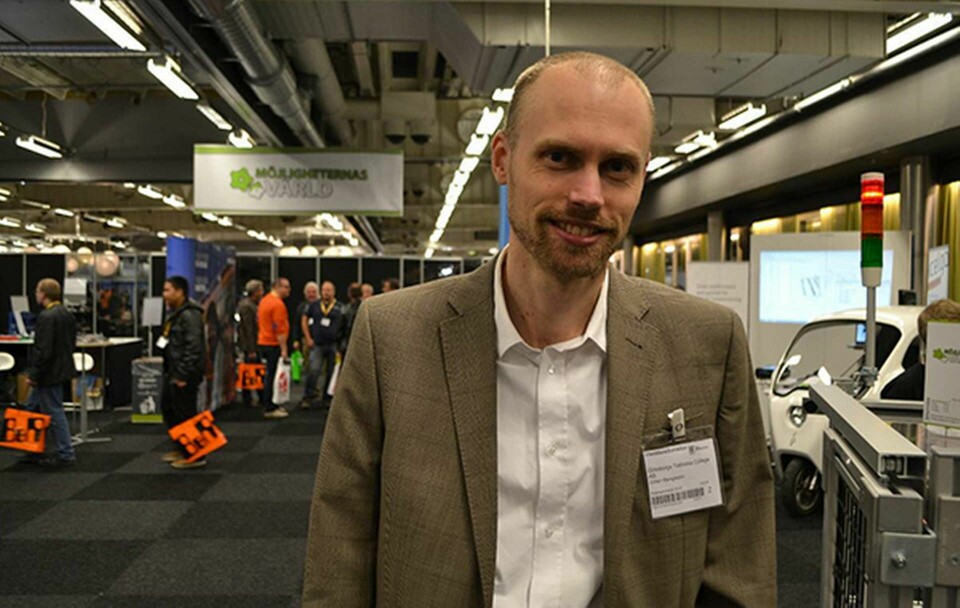 Johan Bengtsson får Stora automationspriset och 80 000 kronor för sitt engagemang i att intressera unga för teknik och industrin. Foto: Fredrik Karlsson