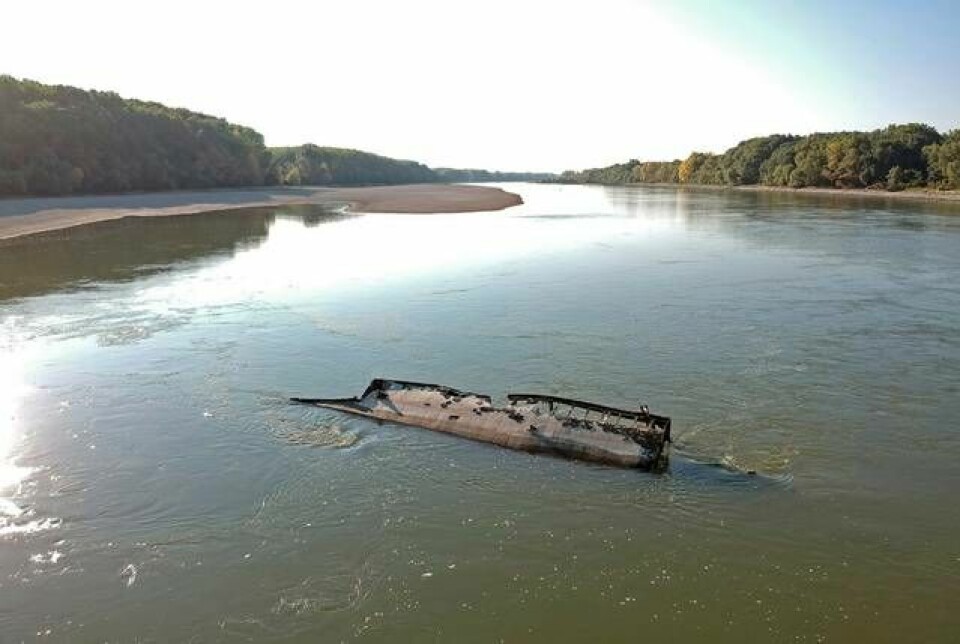 Vraket från ett krigsfartyg från andra världskriget sticker upp ur Donau, i Serbien, sedan vattennivån sjunkit rejält. Bild från förra veckan. Foto: Csaba Krizsan/AP/TT