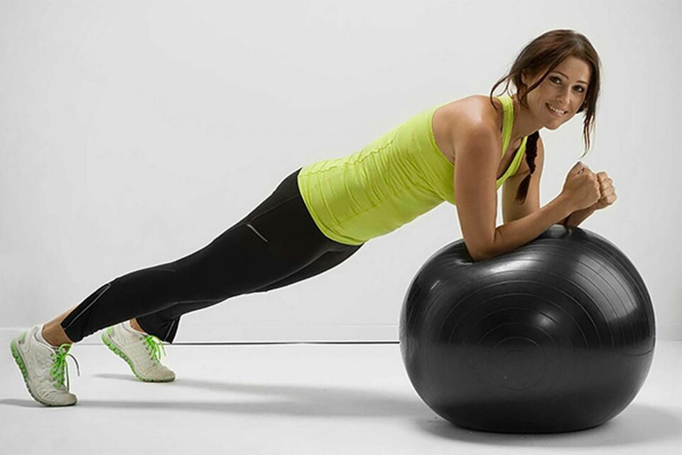 ”Plankan på boll är en mycket bra core-övning, som tränar hela kroppen, inte bara magen. Börja med denna på knä först, innan du går vidare på tå”, säger Olga Rönnberg. Foto: Per Olsson / Bonnier Fakta