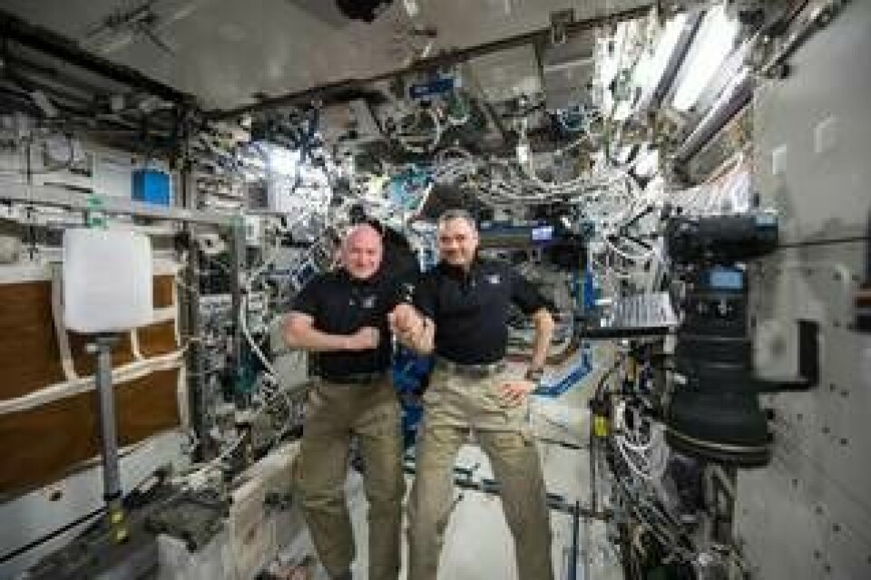 Scott Kelly och Mikhail Kornienko firar 300 dagar i rymden. Foto: Nasa