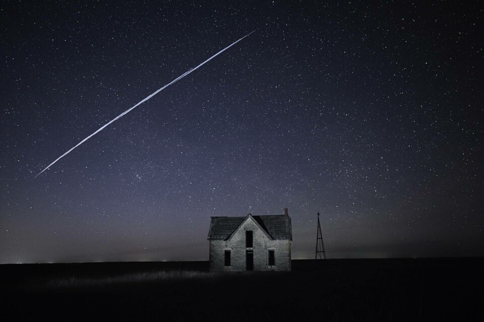 Ett pärlband av Starlink-satelliter fotograferade med lång slutartid över Kansas i USA. Arkivbild. Foto: Reed Hoffmann/AP/TT Ett pärlband av Starlink-satelliter fotograferade med lång slutartid över Kansas i USA. Arkivbild. Foto: Reed Hoffmann/AP/TT