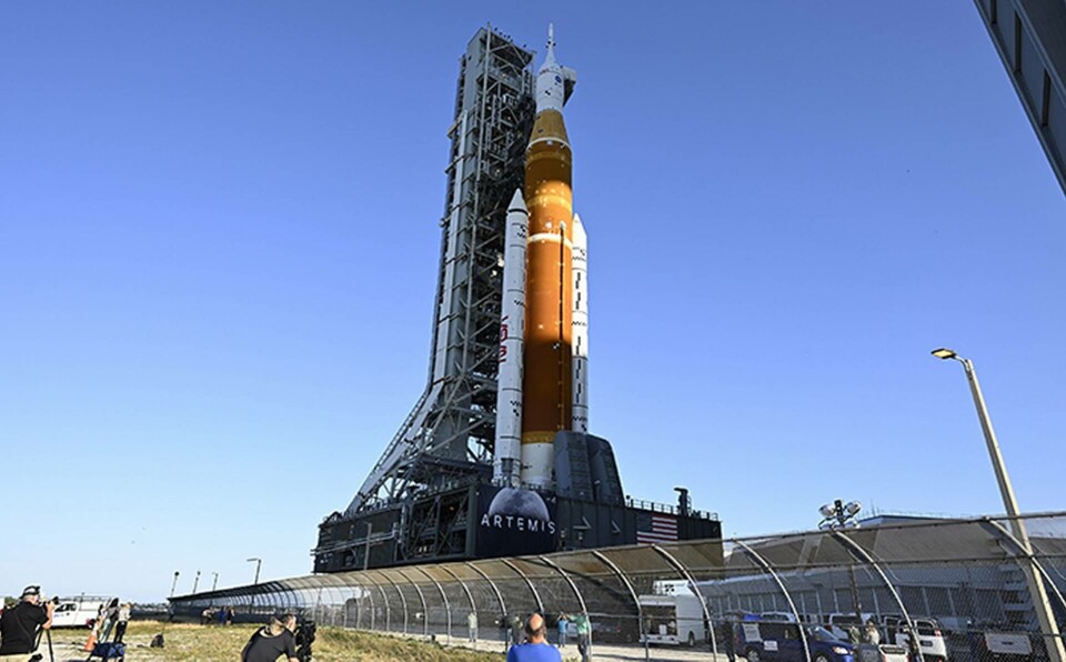 Nasas jätteraket Space Launch System började rullas ut från monteringsbyggnaden i Kennedy Space Center torsdagen den 17 mars, lokal tid. SLS ska få människor till månen igen. Foto: TT/Joe Marino/UPI/Shutterstock Nasas jätteraket Space Launch System började rullas ut från monteringsbyggnaden i Kennedy Space Center torsdagen den 17 mars, lokal tid. SLS ska få människor till månen igen. Foto: TT/Joe Marino/UPI/Shutterstock