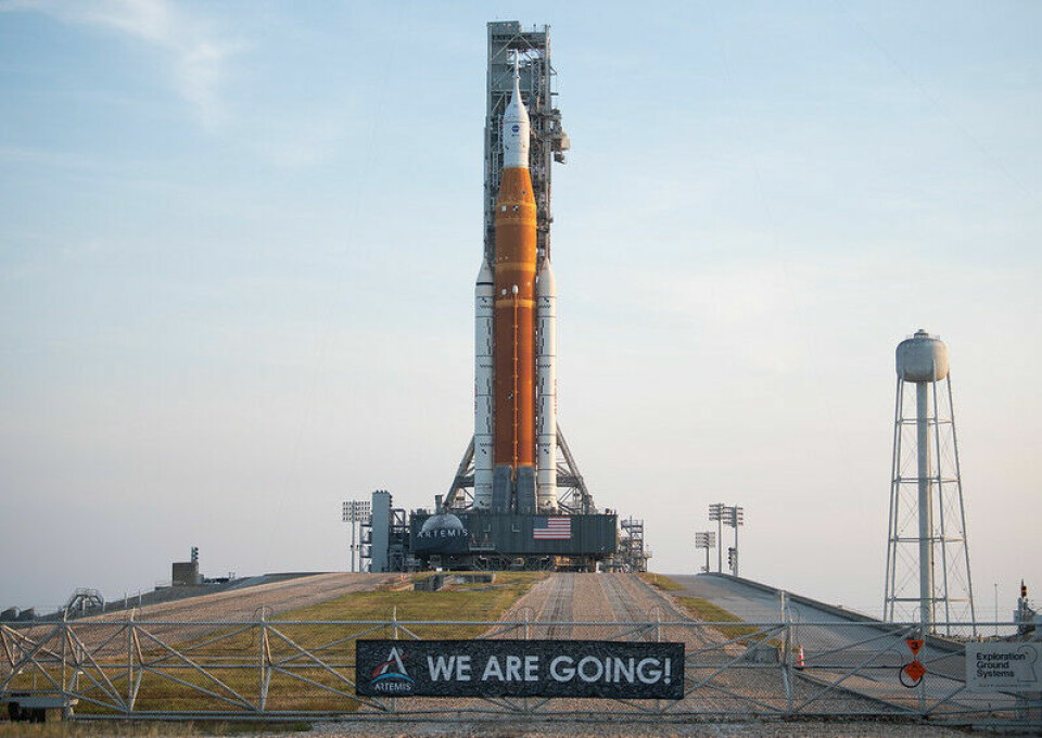 Raketen SLS med rymdkapseln Orion rullas ut till startplattan för uppdraget Artemis 1. Foto: NASA/Joel Kowsky
