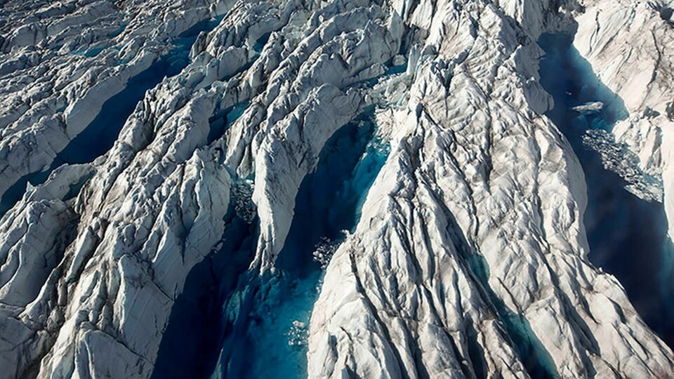 Arkivbild på Jakobshavns glaciär i kanten av Grönlands istäcke. Foto: TT / AP Photo / Brennan Linsley