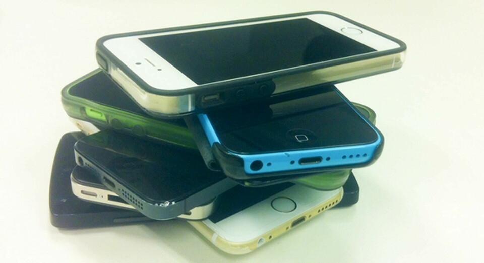 Phone stacking – den som kollar mobilen först på krogen får stå för notan. Foto: Helen Ahlbom