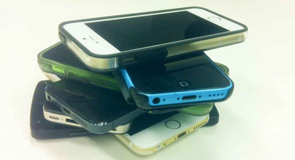 Phone stacking – den som kollar mobilen först på krogen får stå för notan. Foto: Helen Ahlbom Phone stacking – den som kollar mobilen först på krogen får stå för notan. Foto: Helen Ahlbom