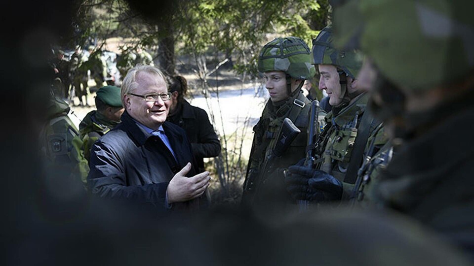 Försvarsminister Peter Hultqvist besöker förband på Gotland, Visbys militära flygplats F17 G. Foto: Björn Lindahl / Aftonbladet / IBL Bildbyrå Försvarsminister Peter Hultqvist besöker förband på Gotland, Visbys militära flygplats F17 G. Foto: Björn Lindahl / Aftonbladet / IBL Bildbyrå