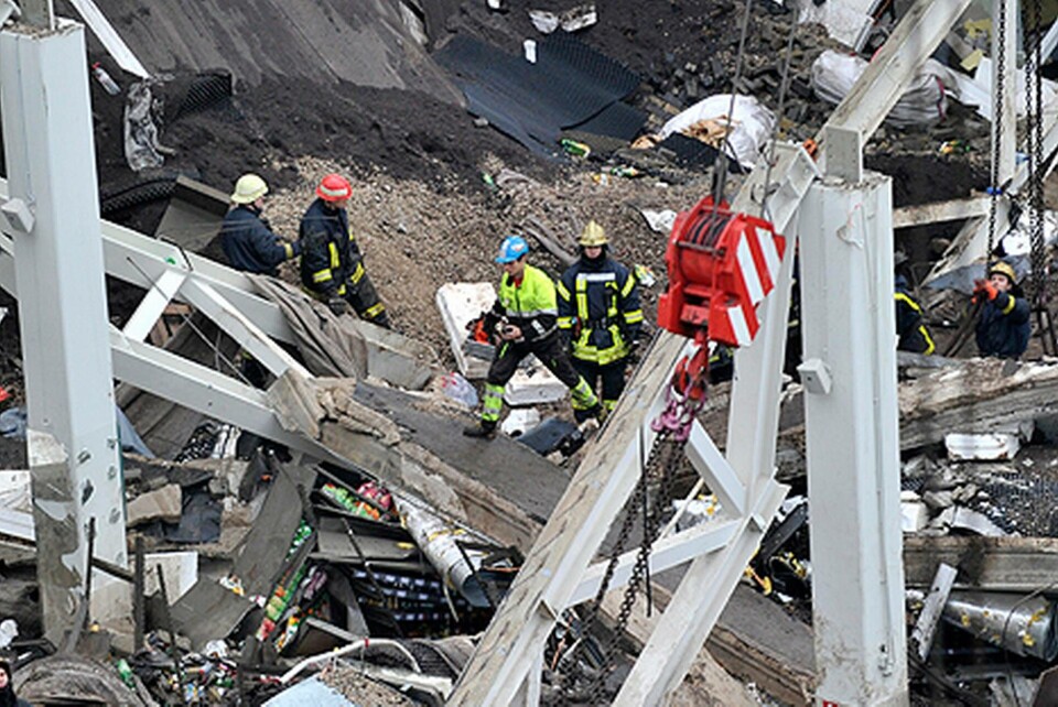 Räddningsarbetet har pågått hela natten. Arbetet har försvårats av fortsatta ras i shoppingcentrumet i Riga. Foto: AP Photo/ Roman Koksarov/TT Räddningsarbetet har pågått hela natten. Arbetet har försvårats av fortsatta ras i shoppingcentrumet i Riga. Foto: AP Photo/ Roman Koksarov/TT