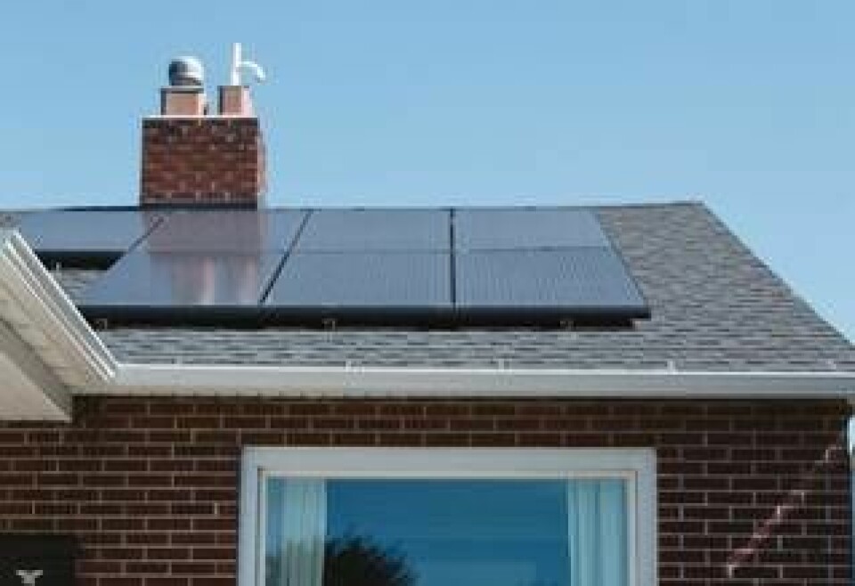 Småhusägare som installerar solceller på taket får ta del av en nätnyttoersättning. Den behöver styras om så att fler installerar solceller i områden där eltillskottet gör störst nytta, anser Svensk Solenergi. Foto: Unsplash