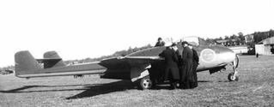 När de första Vampireplanen kom till Bråvalla sent på kvällen den 4 juni 1946, väckte de stor uppmärksamhet. Lägg märke till den udda placeringen av nationalitetsbeteckningen på flygplanets nos. Foto: Svensk flyghistorisk förenings arkiv