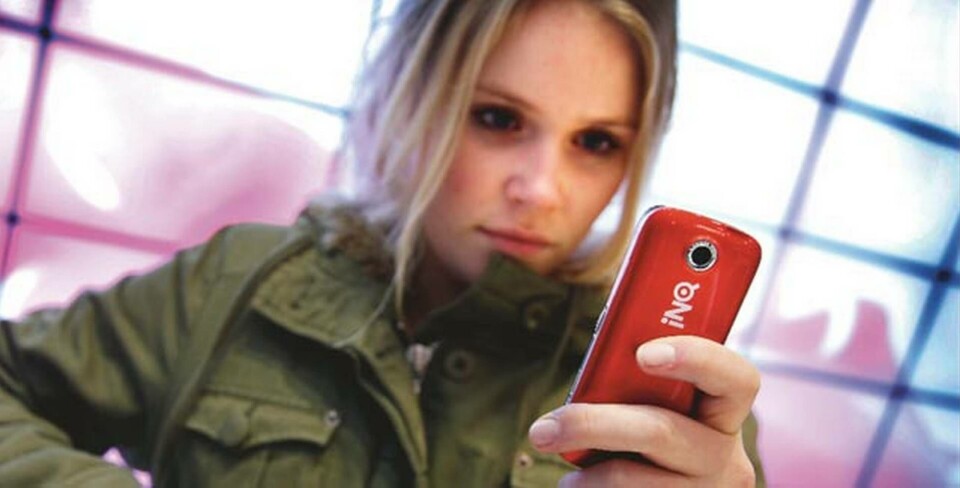 Inq Mini är ett billigt alternativ för den som vill ha enklare internettjänster i mobilen. ”En sån här skulle jag vilja ha”, säger Siri Flemming Svedmark. Foto: Jörgen Appelgren Inq Mini är ett billigt alternativ för den som vill ha enklare internettjänster i mobilen. ”En sån här skulle jag vilja ha”, säger Siri Flemming Svedmark. Foto: Jörgen Appelgren