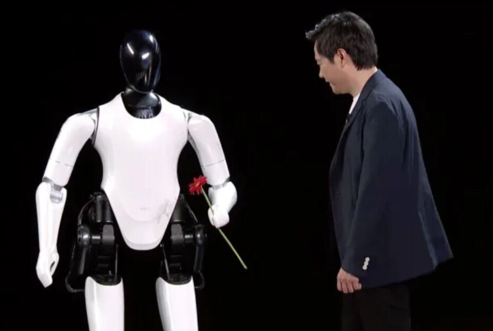 Roboten Cyberone tillsammans med Xiaomis vd Lei Jun. Foto: Xiaomi Roboten Cyberone tillsammans med Xiaomis vd Lei Jun. Foto: Xiaomi