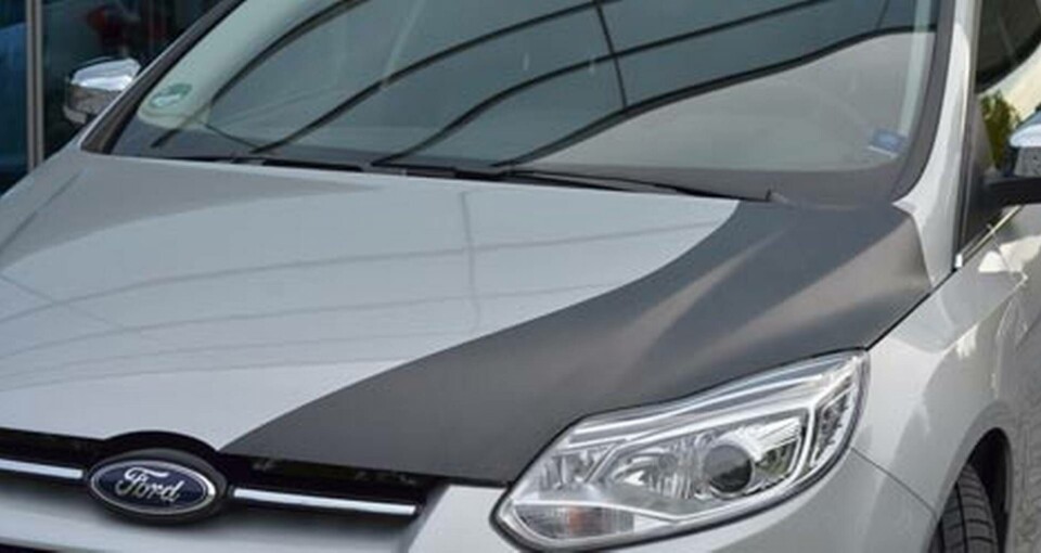 Motorhuven av kolfiberkompositer är en prototyp som ska visa vägen till rationell tillverkning av lätta fordonskomponenter. Foto: Ford Motorhuven av kolfiberkompositer är en prototyp som ska visa vägen till rationell tillverkning av lätta fordonskomponenter. Foto: Ford