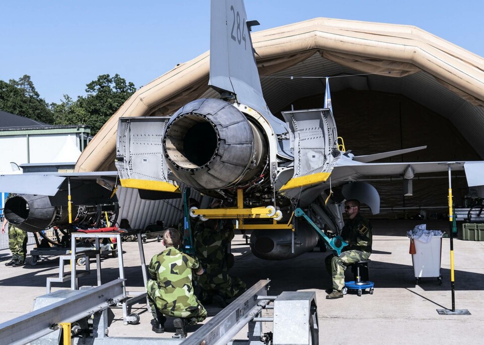 Fältmässigt motorbyte på en Jas Gripen. Arkivbild. Foto: Johan Nilsson/TT Fältmässigt motorbyte på en Jas Gripen. Arkivbild. Foto: Johan Nilsson/TT