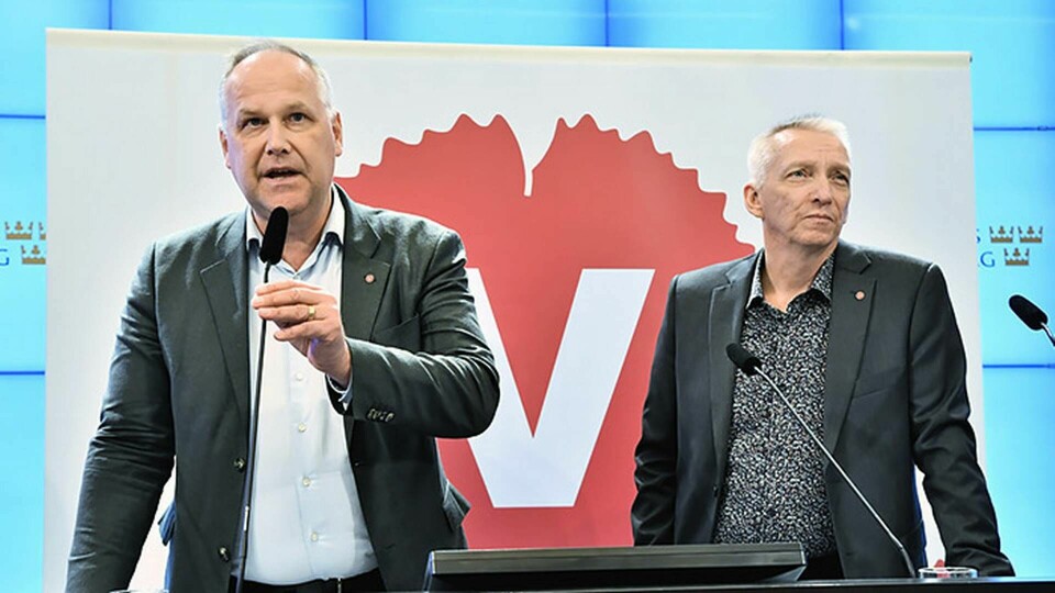 Vänsterpartiets ledare Jonas Sjöstedt och partiets energipolitiske talesperson Birger Lahti (V) erbjuder sig att bli stödben för regeringens energiöverenskommelse. Foto: Jonas Ekströmer/TT