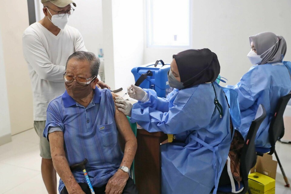 Covid-19-vaccinet från USA-firman Novavax har redan fått nödtillstånd i exempelvis Indonesien. Här vaccineras en man i Tangerang utanför Jakarta i oktober. Foto: Tatan Syuflana/AP/TT