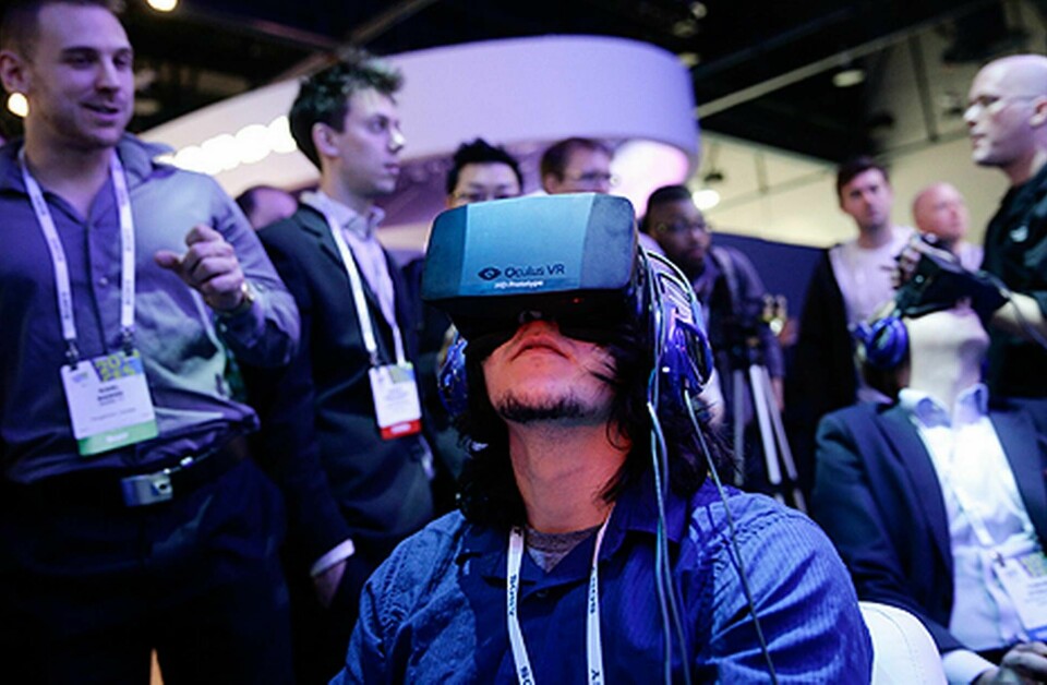 I masken Oculus Rift kan man uppleva en virtuell verklighet. Foto: TT