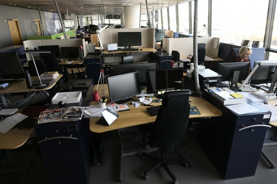 En ensam medarbetare jobbar på ett i övrigt öde kontor efter att medarbetarna valt att jobba hemma på distans. Foto: Fredrik Sandberg/TT En ensam medarbetare jobbar på ett i övrigt öde kontor efter att medarbetarna valt att jobba hemma på distans. Foto: Fredrik Sandberg/TT