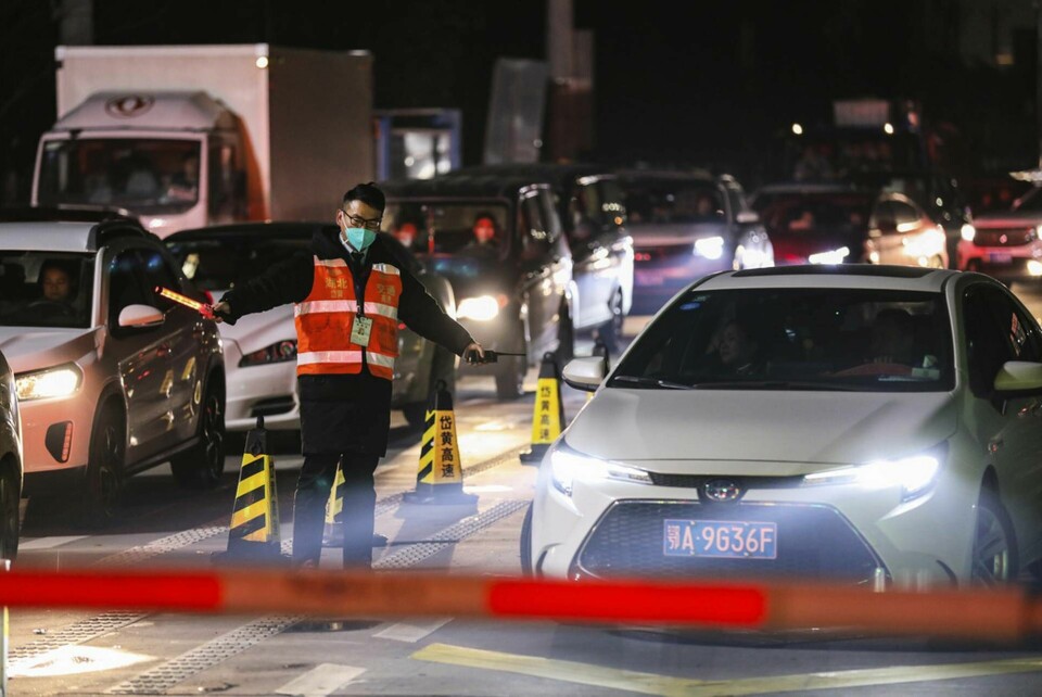 En vägtull i Wuhan, där utbrottet först upptäcktes. Foto: Chinatopix/AP/TT