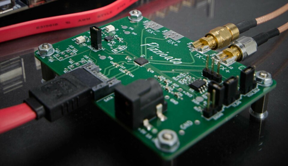 Sändarens huvudkomponenter är en integrerad krets som skapar en bitström och en antenn. Foto: Cambridge Consultans