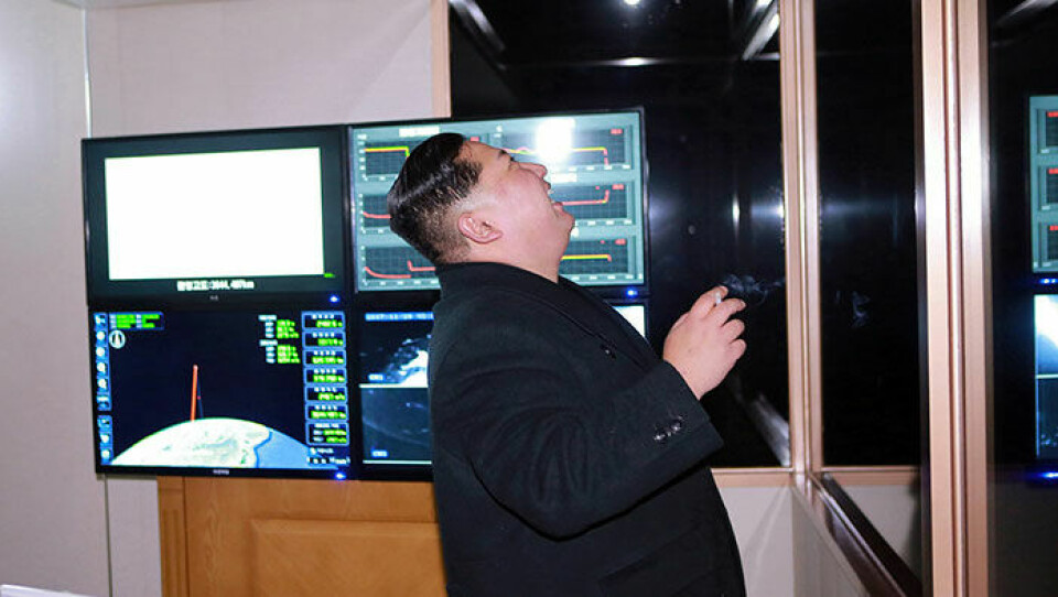Bild som påstås visa hur Nordkoreas diktator Kim Jong-Un följer landets senste robottest. Foto: TT