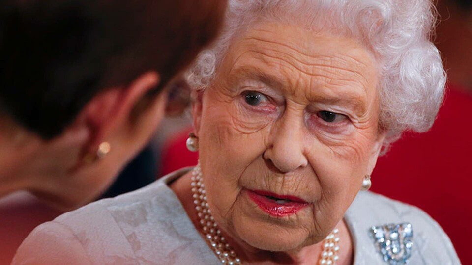 Drottning Elizabeth i nya jätteläckan. Foto: TT Drottning Elizabeth i nya jätteläckan. Foto: TT