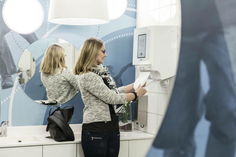 Över 100 000 pappershanddukshållare ska utrustas med sensorer, som talar om när det är dags att fylla på papper. Foto: Lindström Group Över 100 000 pappershanddukshållare ska utrustas med sensorer, som talar om när det är dags att fylla på papper. Foto: Lindström Group
