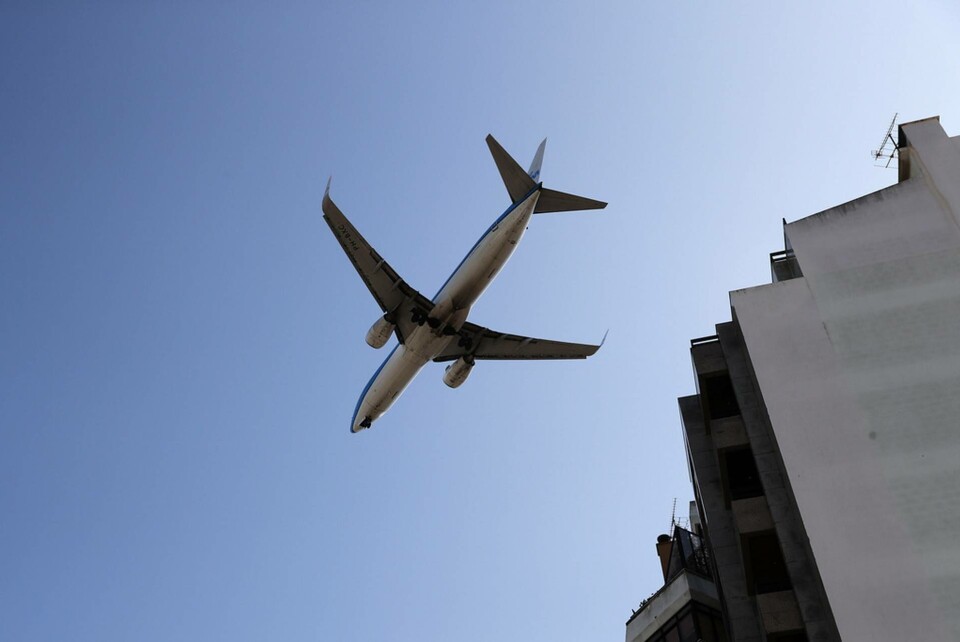 Ett KLM-plan går in för landning i Lissabon. Foto: Armando Franca/AP/TT Ett KLM-plan går in för landning i Lissabon. Foto: Armando Franca/AP/TT
