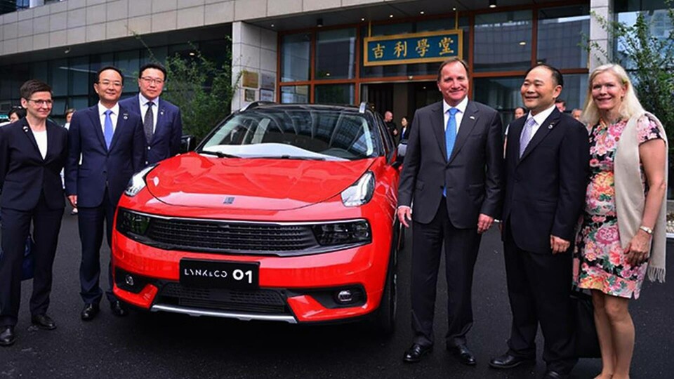 Den svenska delegationen bestående av bland andra kommunstyrelsens i Göteborgs ordförande Ann-Sofie Hermansson och Stefan Löfven samt representanter från Geely. Foto: Geely Den svenska delegationen bestående av bland andra kommunstyrelsens i Göteborgs ordförande Ann-Sofie Hermansson och Stefan Löfven samt representanter från Geely. Foto: Geely