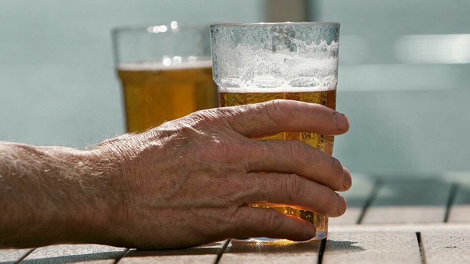 Den skyddseffekt som ett måttligt drickande av alkohol påstås ge, finns inte, det visar en studie på människor som inte tål alkohol. Foto: TT