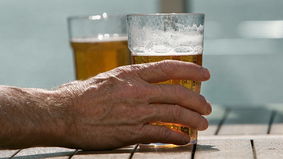 Den skyddseffekt som ett måttligt drickande av alkohol påstås ge, finns inte, det visar en studie på människor som inte tål alkohol. Foto: TT Den skyddseffekt som ett måttligt drickande av alkohol påstås ge, finns inte, det visar en studie på människor som inte tål alkohol. Foto: TT