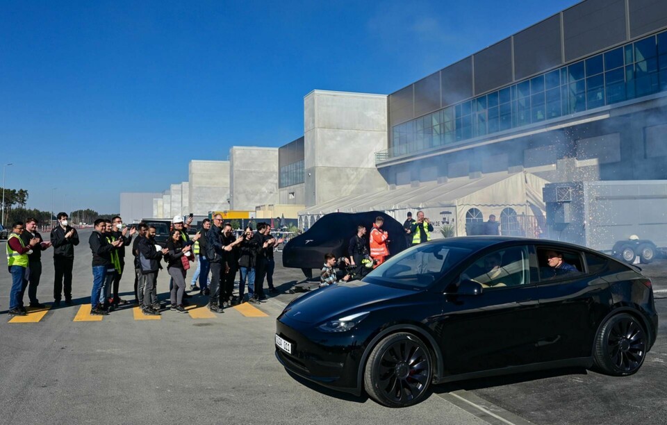 Snart utan någon vid ratten? En nybyggd Tesla rullar ut från företagets tyska fabrik vid invigningen i våras. Foto: Patrick Pleul/pool/AP/TT