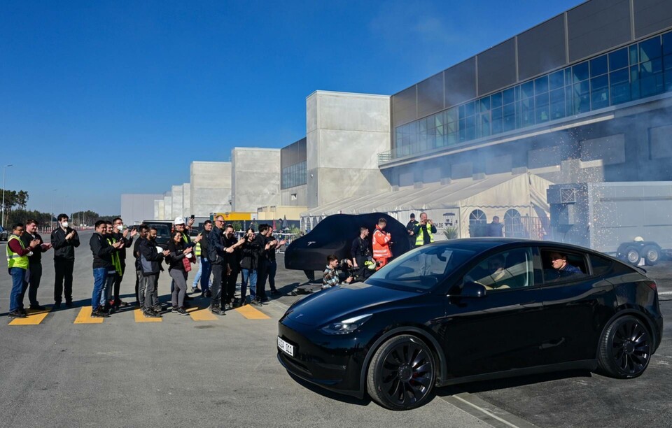 Snart utan någon vid ratten? En nybyggd Tesla rullar ut från företagets tyska fabrik vid invigningen i våras. Foto: Patrick Pleul/pool/AP/TT Snart utan någon vid ratten? En nybyggd Tesla rullar ut från företagets tyska fabrik vid invigningen i våras. Foto: Patrick Pleul/pool/AP/TT