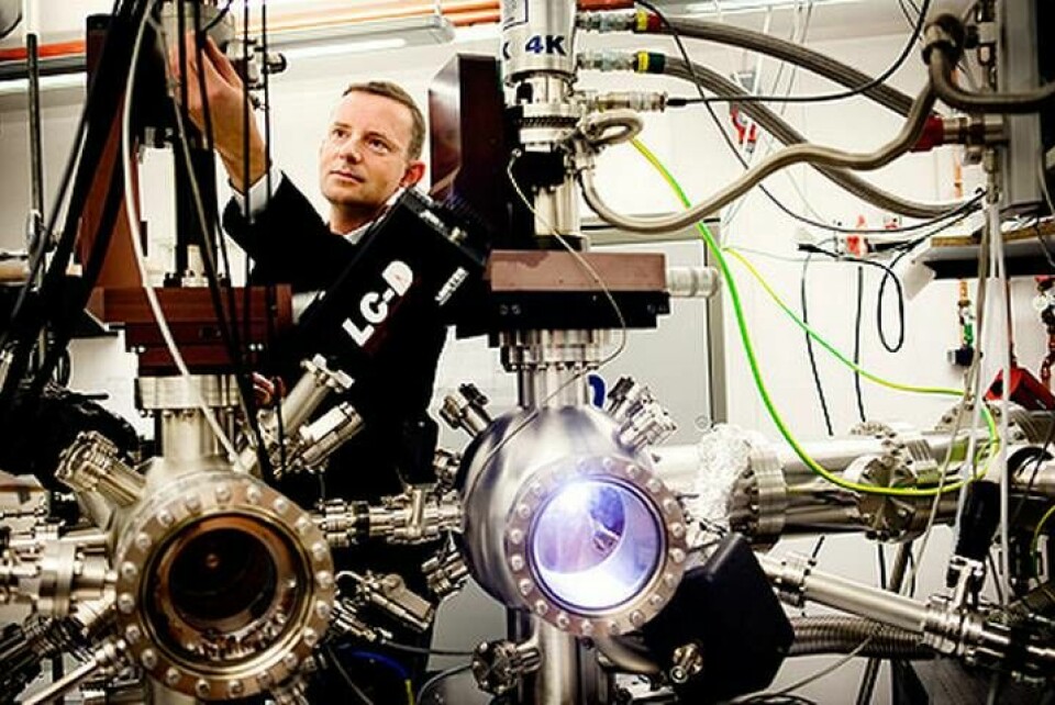 Oscar Tjernberg vid den unika utrustning på KTH som forskarna använt för att hitta materialet. Foto: Caroline Tibell