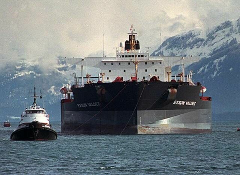 5 april 1989: Exxon Valdez bogseras mot Naked Island i Prince William Sound, i Alaska. Foto: AP/TT