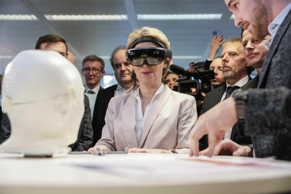 På bilden kommissionens ordförande Ursula von der Leyen under en belgisk techdemonstration tidigare i år. Foto: Stephanie Lecocq/AP/TT