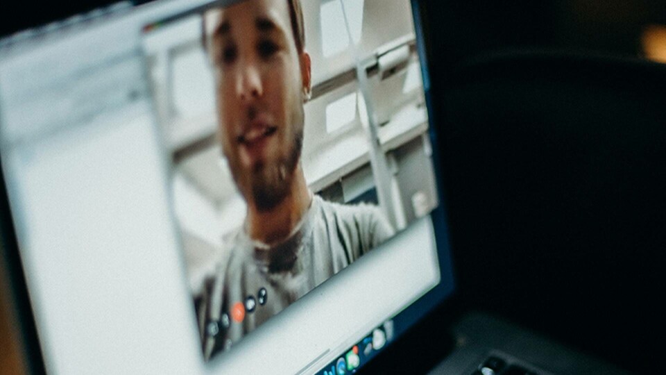 Det har blivit allt vanligare med arbetsintervjuer online. Här är misstagen du bör undvika. Foto: Pexels Det har blivit allt vanligare med arbetsintervjuer online. Här är misstagen du bör undvika. Foto: Pexels