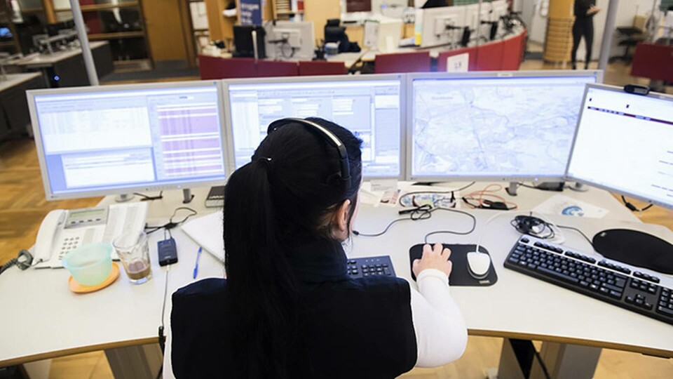 En operatör på SOS Alarm i Stockholm. SOS Alarm ska börja använda artificiell intelligens som hjälp för att prioritera de mest akuta fallen. Foto: Fredrik Sandberg/TT En operatör på SOS Alarm i Stockholm. SOS Alarm ska börja använda artificiell intelligens som hjälp för att prioritera de mest akuta fallen. Foto: Fredrik Sandberg/TT