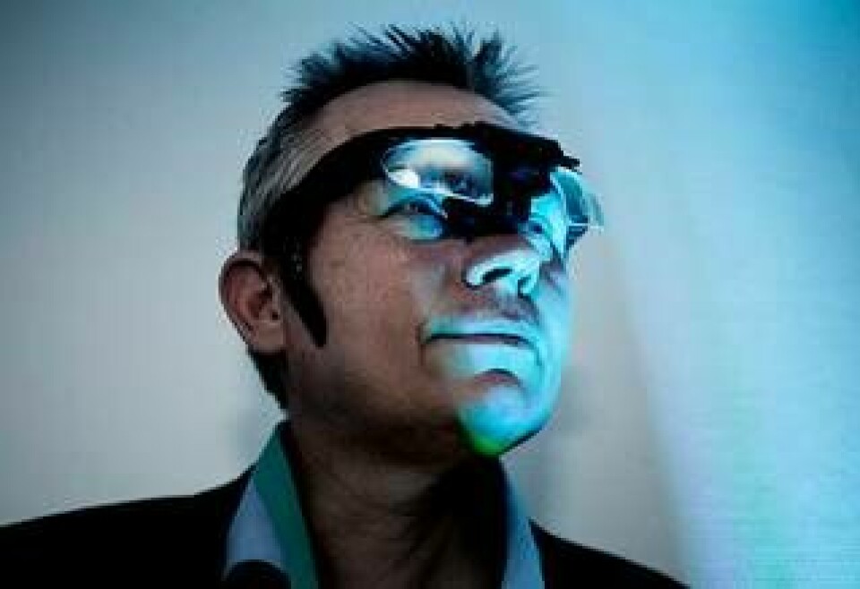 Erik Lundström, vd och grundare av Penny, provar företagets digitala glasögon C Wear Interactive Glasses. Glasögonen påminner om Google Glass, men har fokus på industriell användning. Foto: Jörgen Appelgren