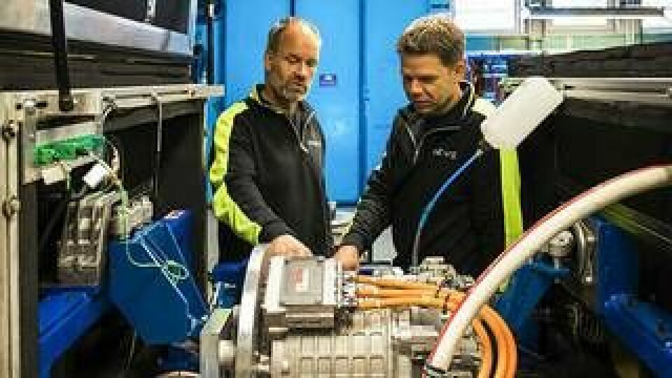 Mats Carlsson och Anders Lundgren framför ett framdrivningssystem till en elbil med elmotor, växellåda och kraftelektronik. Foto: Sören Håkanlind