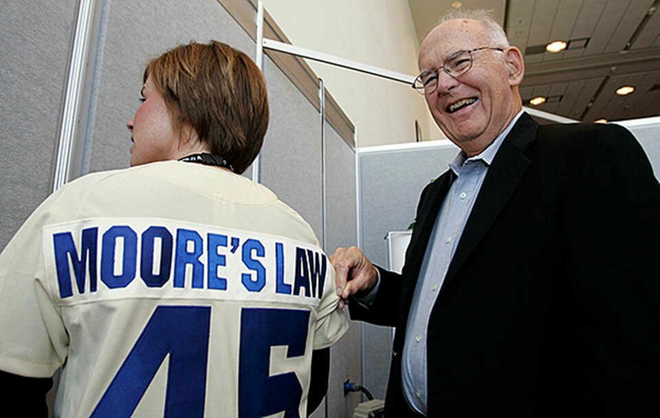 Gordon Moore möter sin egen lag - som tröjtryck, bild från år 2007. Foto: TT / Paul Sakuma